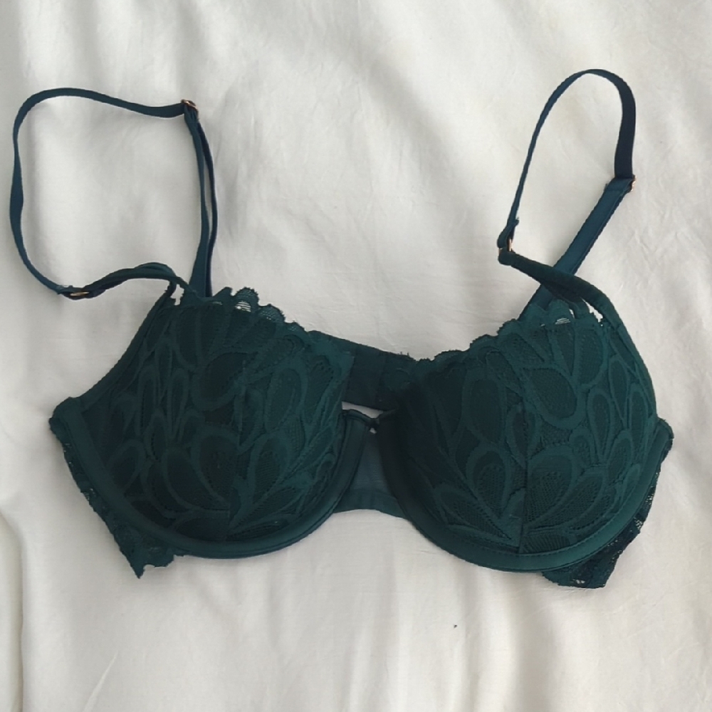 Savage X Fenty Emerald structured bra with lace material and scalloped edges
